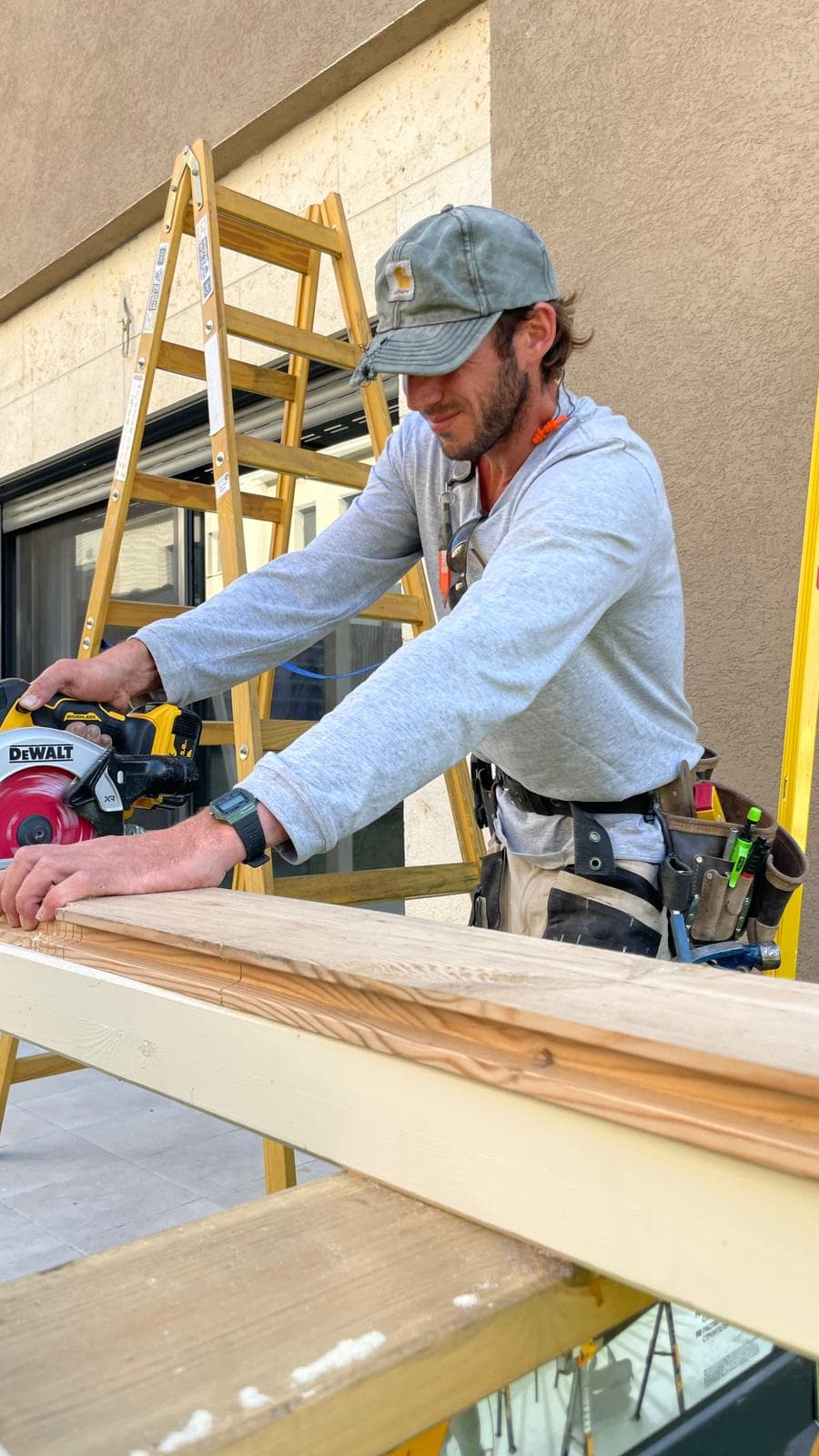 חיתוך בולי עץ במסור שרשרת