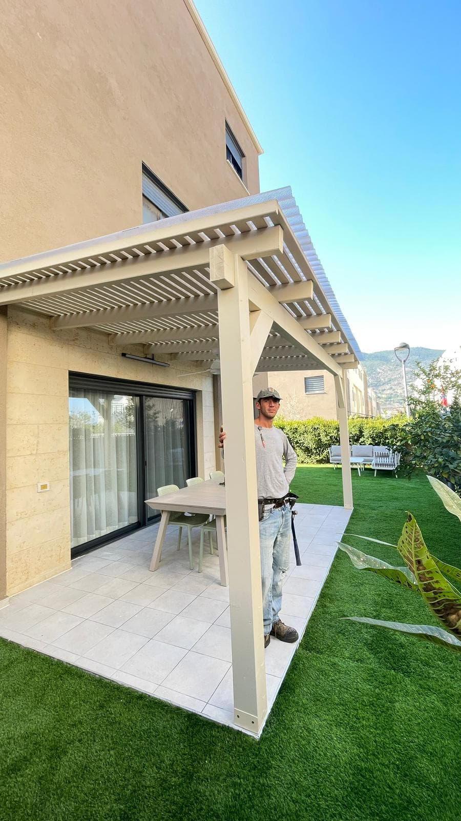 בניית פרגולה בכניסה