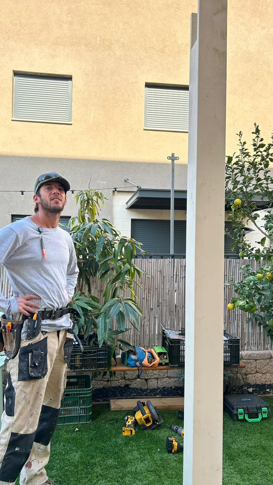 דק עץ סביב בריכה