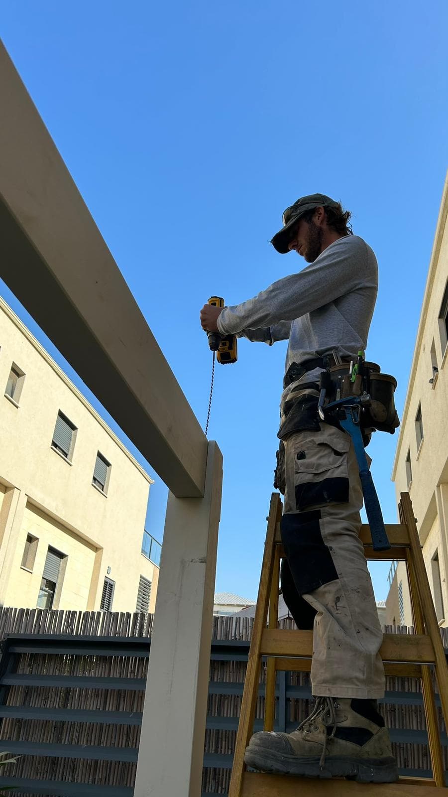 בניית גדר בולי עץ